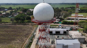 El primero de los nuevos radars de Indra para Colombia, ya operativo en el aeropuerto de Cali.