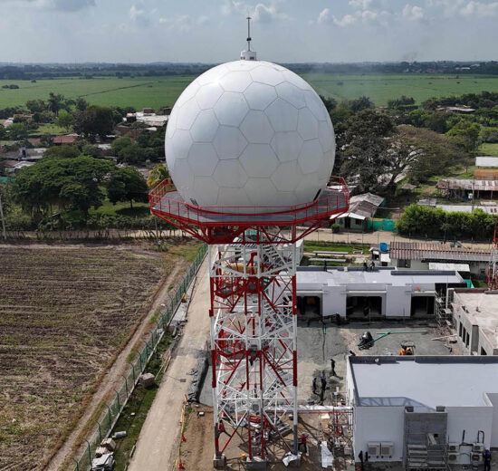 El primero de los nuevos radars de Indra para Colombia, ya operativo en el aeropuerto de Cali.