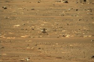 El helicóptero Ingenuity sobre la superficie marciana.
