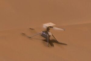 Foto del Ingenuity, con las palas del rotor rotas, tomada por el rover Perseverance.