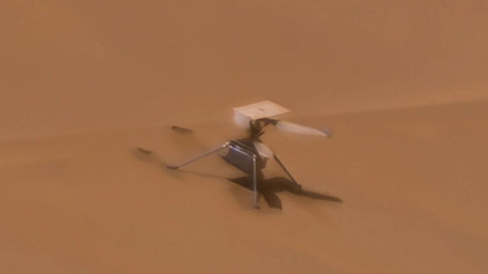 Foto del Ingenuity, con las palas del rotor rotas, tomada por el rover Perseverance.