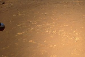 Foto tomada por Ingenuity durante su tercer vuelo. Arriba a la izquierda se ve el rover Perseverance y a su derecha las huellas dejadas por rover. En la esquina superior derecha la zona de aterrizaje deñ mismo.q