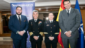 Alfredo Leonard (izquierda) y Álvaro Sánchez García de Viedma, junto al vice almirante Javier Roca.