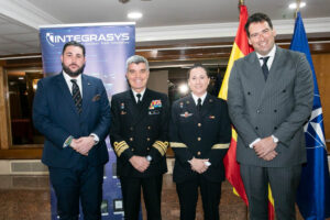 Alfredo Leonard (izquierda) y Álvaro Sánchez García de Viedma, junto al vice almirante Javier Roca.