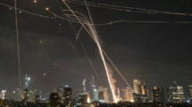 Sistemas anti misil de la Cúplua de Hierro israelí actuando contra misiles iraníes en Tel Aviv.