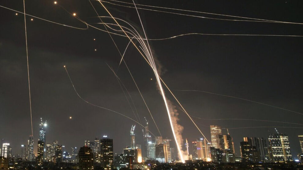 Sistemas anti misil de la Cúplua de Hierro israelí actuando contra misiles iraníes en Tel Aviv.