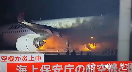 Pasajeros evacuando el A350 en llamas.