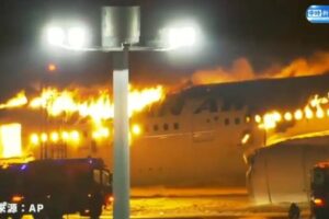 El Airbus A350 de JAL ardiendo tras el accidente.