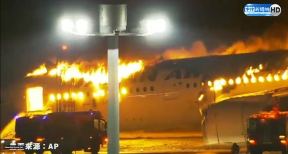 El Airbus A350 de JAL ardiendo tras el accidente.