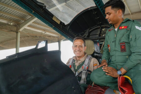 El general Braco en la cabina trasera del Su-30 indio antes de su vuelo.