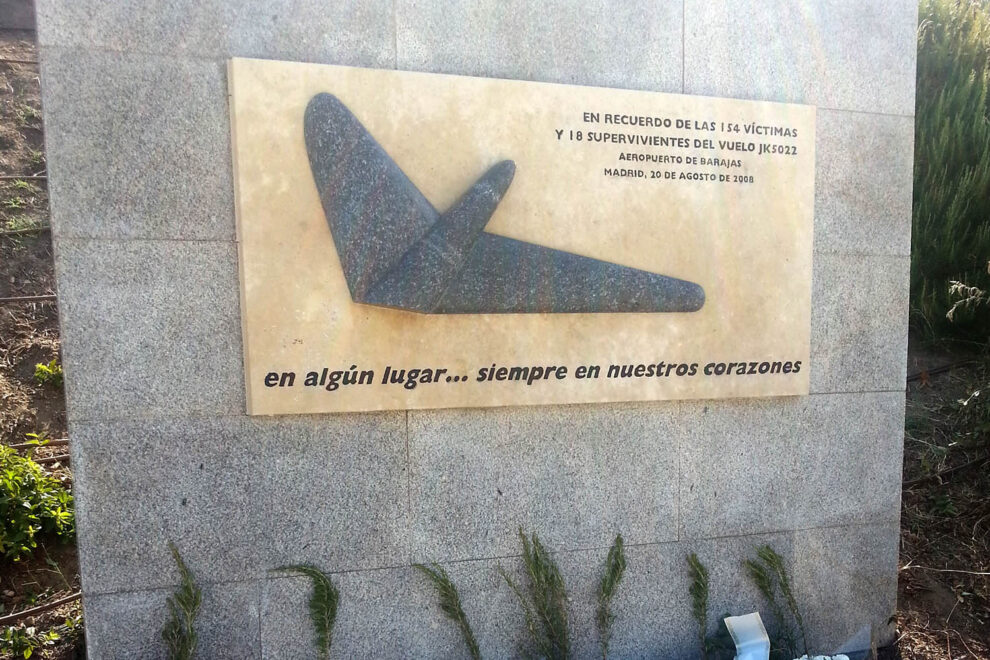 Tanto en Madrid como en Gran Canaria se han instalado varios monumentos y placas en recuerdo a los fallecidos en el vuelo JK5022 de Spanair-.