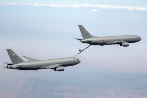 El primer Boeing KC-46A para Japón repostando a un KC-46A de la USAF.