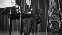 Jean Mermoz impartiendo una conferencia.