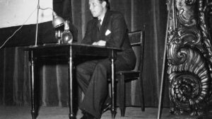 Jean Mermoz impartiendo una conferencia.
