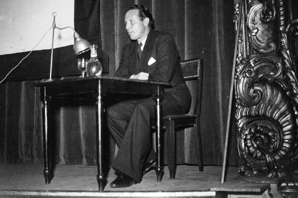 Jean Mermoz impartiendo una conferencia.