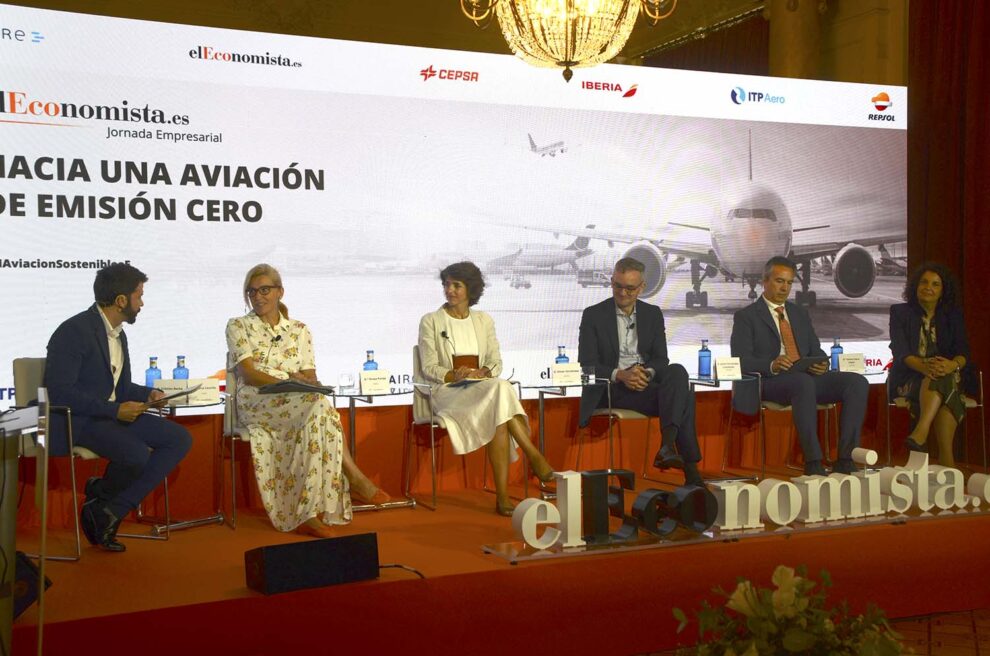 Participantes en la jorda de El Economista sobre aviación sostenible.