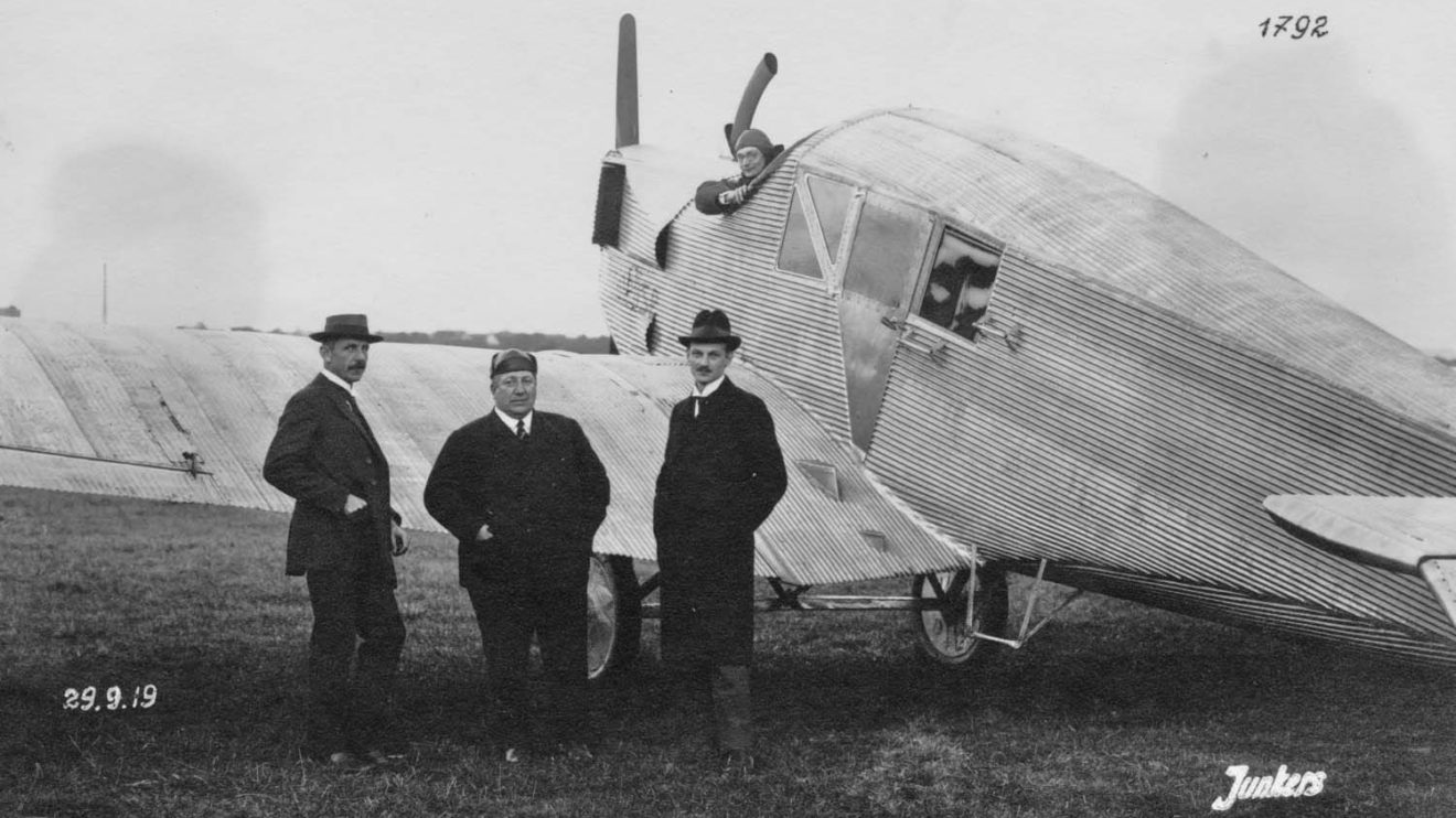 Otto Reuters, primero a la izquierda, fue el diseñador del F13 así como de otros aviones de Junkers.