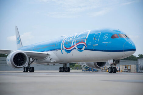 KLM escogió un gran 100 acompanado por los colores de la bandera para su centenario. El resto de sus aviones recibión un 100 más discreto.