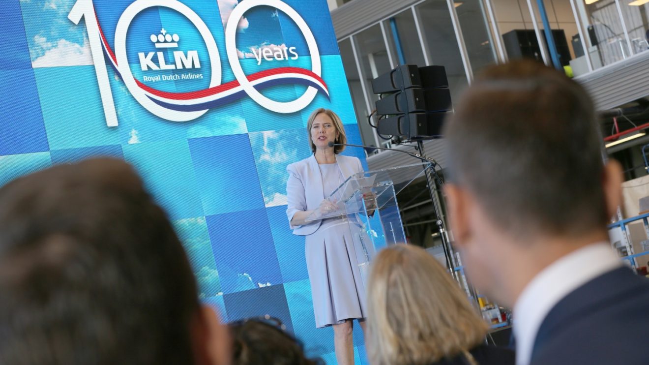 Cora van Nieuwenhuizen, ministra de Infraestructuras y gestión del Agua, durante su intervención en el acto de KLM.