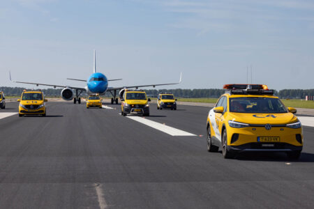 A su llegada a Ámsterdam, el A321neo ha realizado el tradicional circuito por el el aeropuerto escoltado por numerosos coches de servicio en el mismo.