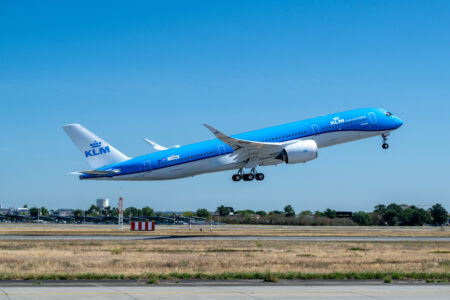 El primer A350 de KLM durante uno de sus vuelos de prueba previos a su entrega.