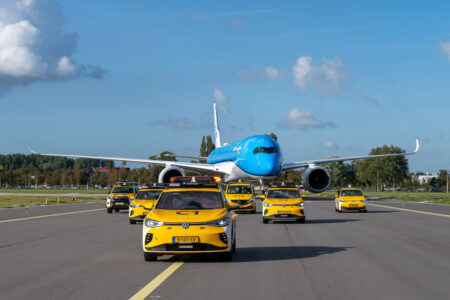 A la llegada a Schiphol, el A350 de KLM ha recibido, además de un arco de agua, el habitual paseo por el aeropuerto escoltado por los señaleros.