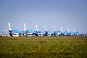 Aviones de KLM parados en el aeropuerto de Amsterdam.