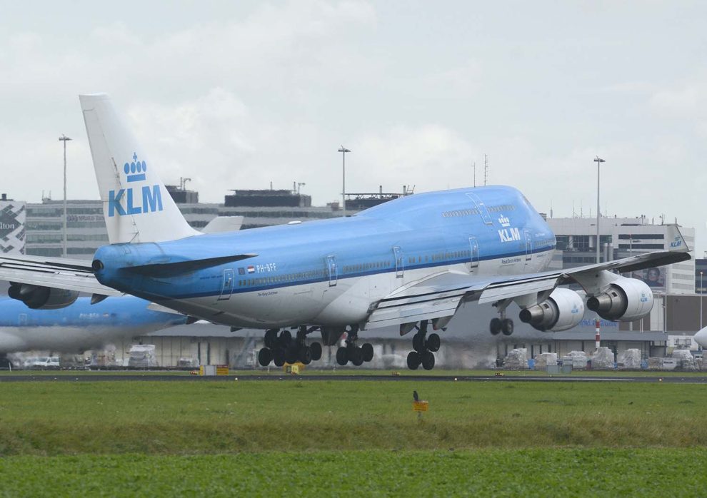 Boeing 747-400de KLM aterrizando en Amsterdam Schiphol.