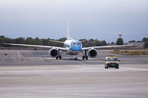 El Embraer de KLM Cityhooper a su llegada a Valencia.