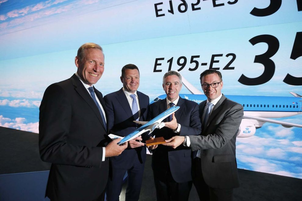 Anuncio en el salón de Le Bourget del acuerdo entre KLM Cityhooper y Embraer.