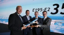 Anuncio del acuerdo entre KLM y Embraer en el salón de Le Bourget.