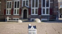 Las dos casas de los tres canales en Ámsterdam. La original y la botella de KLM.