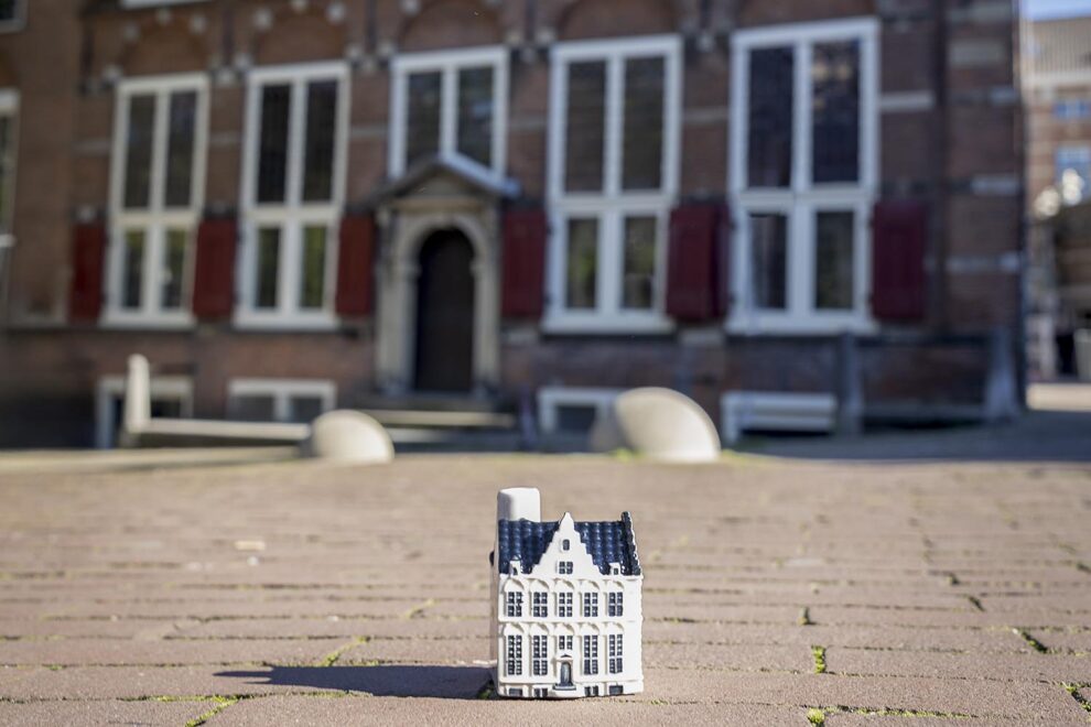 Las dos casas de los tres canales en Ámsterdam. La original y la botella de KLM.