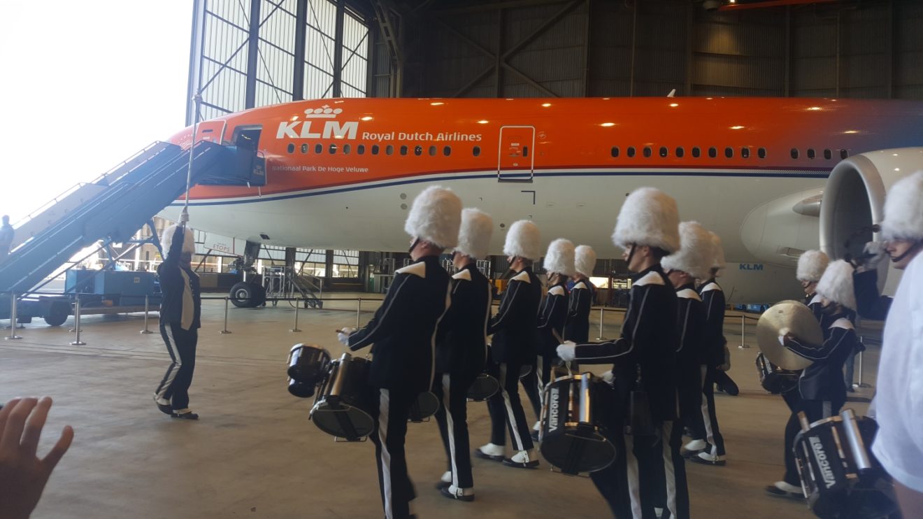 El acto de los 100 años se inició con una banda de marcha. Como fondo, el Boeing 777 "Orange pride".
