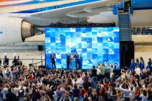 KLM organizó una fiesta principalmente para empleados en el aeropuerto Schiphol para poner en marcha los actos de su centenario.