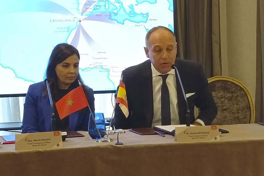 Ilham Kazzini, directora comercial y Amine El Farissi, vice presidente para Europa de Royal Air Maroc durante la presentación en Madrid de las nuevas rutas.