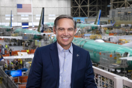 Kelly Ortberg en la cadena de montaje del Boeing 737 en Renton.