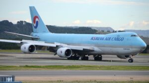 Boeing 747-8F de Korean Air Cargo abandonando la pista 32L por L3.