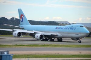 Boeing 747-8F de Korean Air Cargo abandonando la pista 32L por L3.