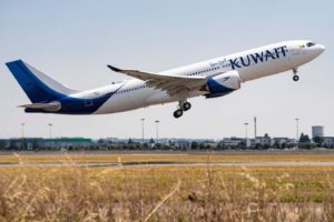 Despegue en Toulouse del primer Airbus A330-800 para Kuwait Airways.