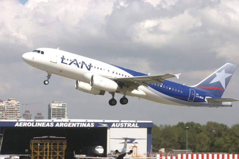 Airbus A320 de LATAM Argentina con los colores previos del Grupo LAN.