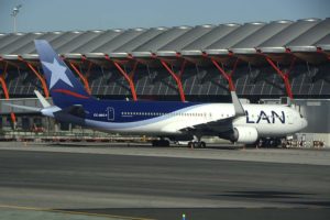Boeing 767 de LATAM con los anteriores colores de LAN Chile.