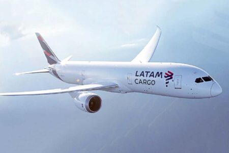 En 2021, con una noticia sobre el transporte de vacunas del COVID, LATAM mostró esta imagen retocada de un Boeing 787 de carga.