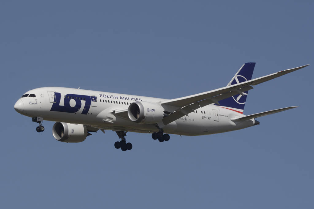 El Boeing 787 de LOT que operará para Air Europa llegando a Madrid.