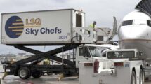 Camión de LSG Sky Chefs atendiendo a un Boeing 737 de United.