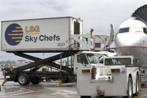 Camión de LSG Sky Chefs atendiendo a un Boeing 737 de United.