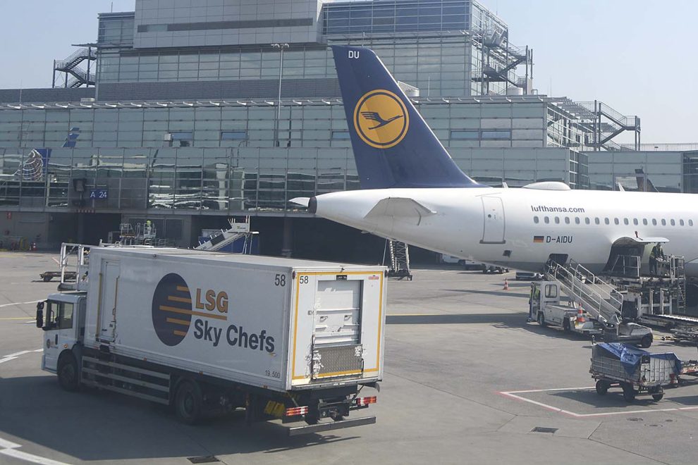 Camión de subida a bordo de catering de LSG Sky Chefs en el aeropuerto de Frankfurt.