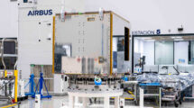 El primer LSTM en la sala limpia de ensamblaje de Airbus Space en Getafe.
