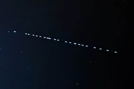 "Tren" de satñelites de Starlink vistos desde la superficie tras separarse del cohete lanzador.