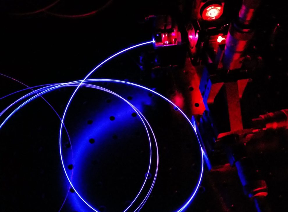 Prueba de la configuración de un láser de fibra de tulio de alta potencia para contramedidas optrónicas en el Instituto Fraunhofer.